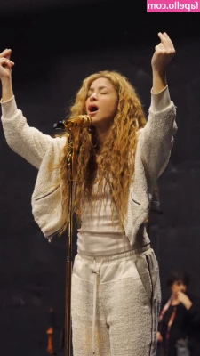 Shakira - Swipe for pussy 😈