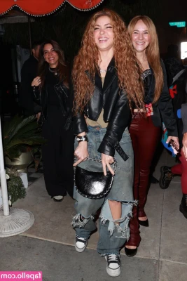 Shakira - Leggings or no leggings hmm 😏