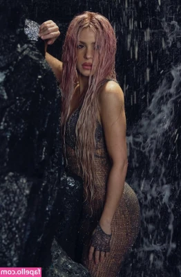 Shakira - am i good Christmas tree material? 🥺
