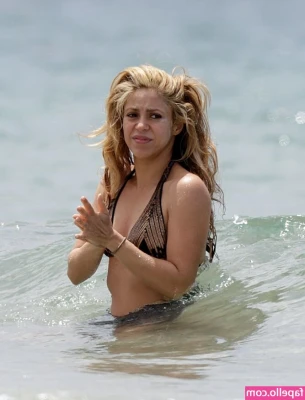Shakira - I want to do a dirty (or not) q&a vid! Probably naked while I eat