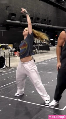 Shakira - Face up...😈... 🍑 down