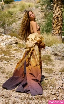 Shakira - ⚠️❗️BARE BREASTS❗️⚠️ My huge, juicy🤤 breasts and