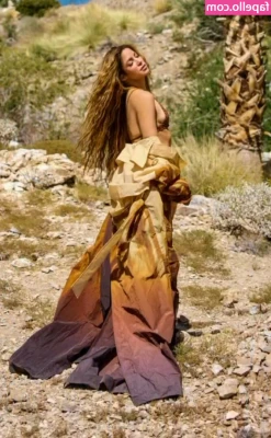 Shakira - Do I bring the heat? ☀️👙🍑🥵