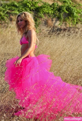 Shakira - Hope you all enjoy your weekend 💛