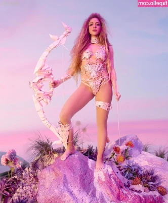 Shakira - What I wear out vs what’s underneath ^-^