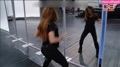 Shakira - Good morniiiiing wanna help me stretch?