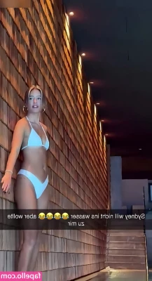 Sydney Ramolla [ sydney-ramolla ] - Oops... mommy dropped something 🤭