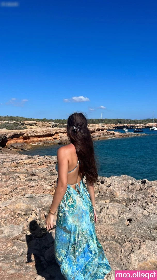 Sydney Ramolla [ sydney-ramolla ] - 1 or 2? Smiling or not Smiling 💚