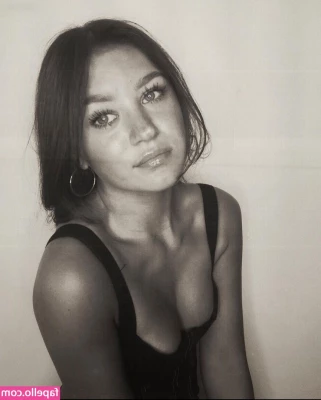 Sydney Ramolla [ sydney-ramolla ] - Can you imagine getting on bed with this african goddess   I bet it