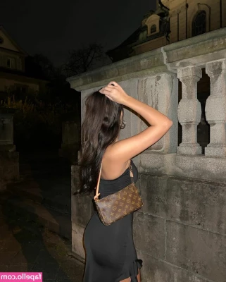 Sydney Ramolla [ sydney-ramolla ] - Would you guys want nudes while I still have my nose cast on 🤣