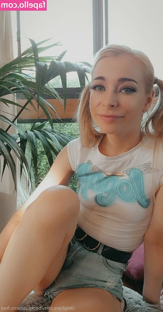 becky.savage.free [ becky-savage-free ] - I couldn t find a secluded enough spot to take pics outside today 