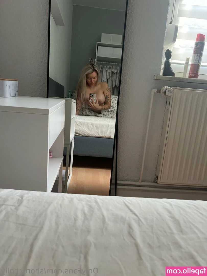 Shorty Holly [ shorty-holly ] - piligomez69  piligomez69     This Argentinian girl wants to warm up