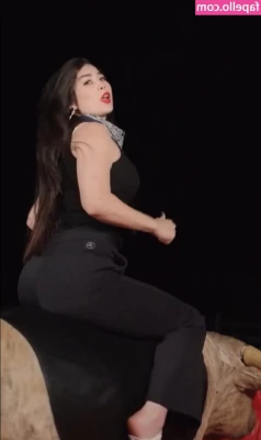 CarolineKwan - Me entretienes amor