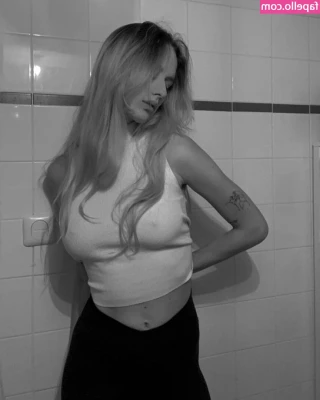 Nina Romane [ nina-romane ] - I hate the internet