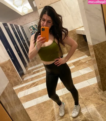 BustyCiara - Get crushed by Giantess Sam s sweaty   in the sauna
