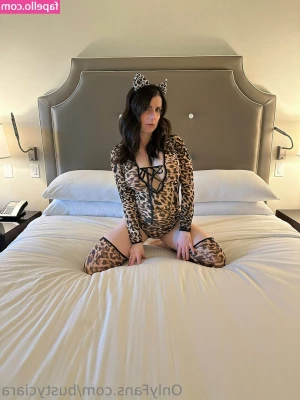 BustyCiara - First 10 to tip $5 will get my EXPLICIT pic rn! 😉