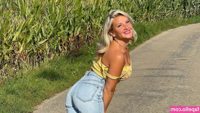 Evelyn Burdecki [ evelyn-burdecki ] - Secret squirting at parents house! 😜💦