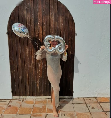 Evelyn Burdecki [ evelyn-burdecki ] - Lick my filthy white sneakers clean then I’ll slowly remove my