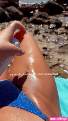 Evelyn Burdecki [ evelyn-burdecki ] - No ifs just good butt