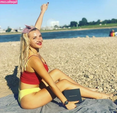 Evelyn Burdecki [ evelyn-burdecki ] - Cum on my tits for me