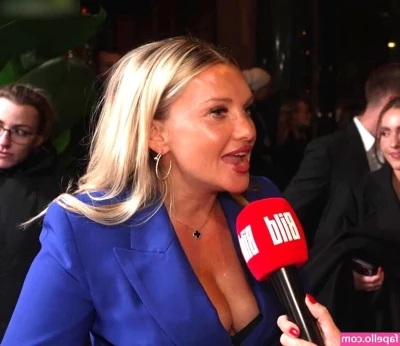 Evelyn Burdecki [ evelyn-burdecki ] - Your tiny slutt is horny