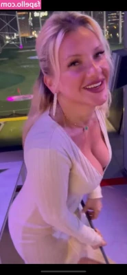 Evelyn Burdecki [ evelyn-burdecki ] - Who wants to play with me?
