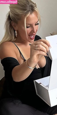 Evelyn Burdecki [ evelyn-burdecki ] - New dildo  who dis  Had to take my brand new toy for a little suck