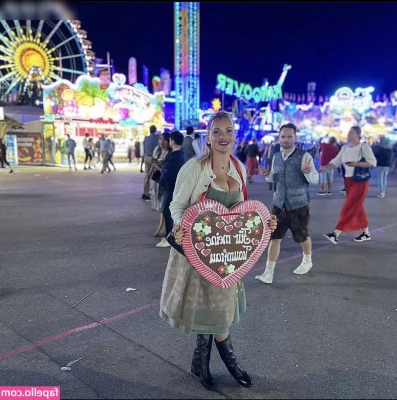 Evelyn Burdecki [ evelyn-burdecki ] - Mm mm mm nut
