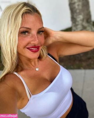 Evelyn Burdecki [ evelyn-burdecki ] - Its an asstastic kinda day