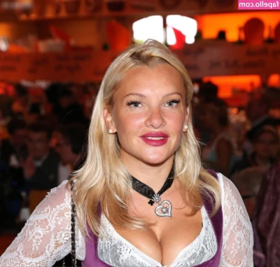 Evelyn Burdecki [ evelyn-burdecki ] - Cada que te veo yo goteo por ti