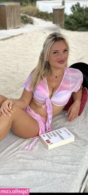 Evelyn Burdecki [ evelyn-burdecki ] - Ass, pussy n feet in doggy for midday feels 😍