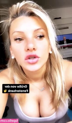 Evelyn Burdecki [ evelyn-burdecki ] - Do my lips look kissable? 👄😘