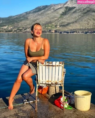Evelyn Burdecki [ evelyn-burdecki ] - Would you guys want me to start live streaming  Would you join and