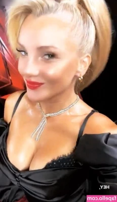 Evelyn Burdecki [ evelyn-burdecki ] - What would you do to me if i showed up like this 😏
