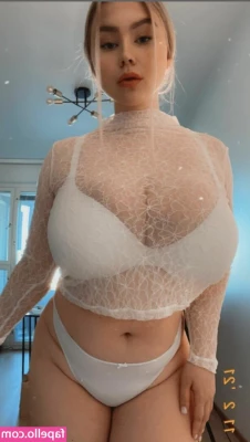 missparaskeva - I think I have a new thing for masks   Staring into my own eyes while