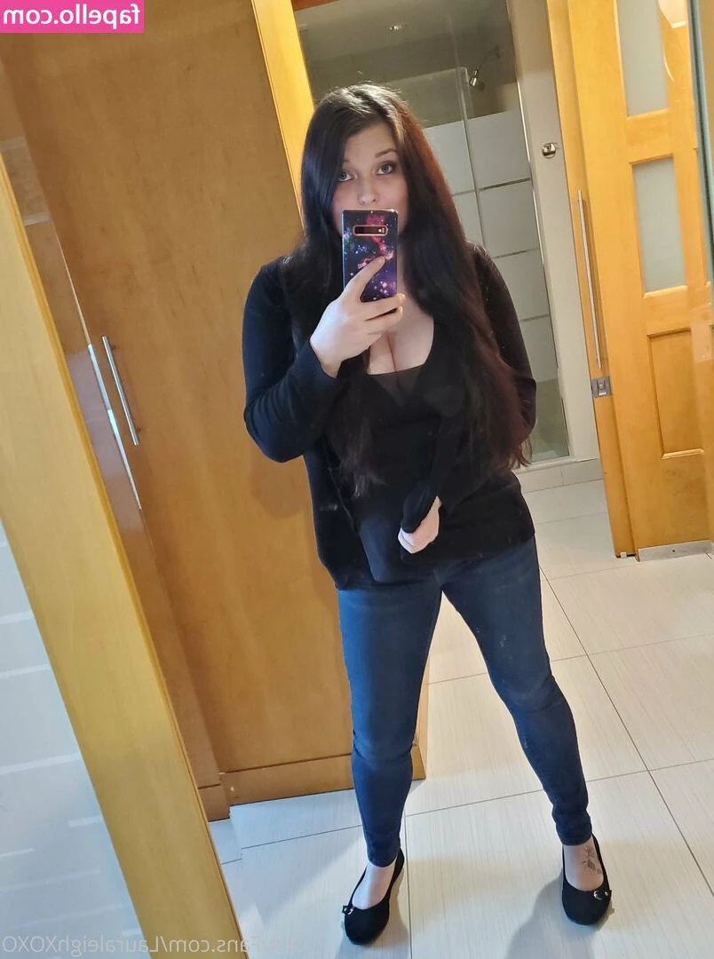 the.laurajohnson [ the-laurajohnson ] - Comfy’s! Cutie with a booty 😈💋‼️