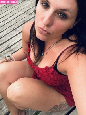 Barefootmamamn [ barefootmamamn-2 ] - Under the table toes