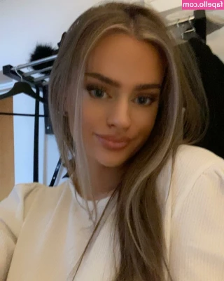 Ellaaaabergztrom - Should I wear panties w my tennis outfit   32dddmilf
