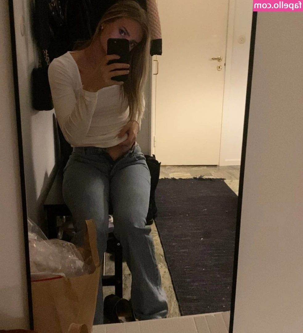 Ellaaaabergztrom - Which hole are you offering to daddy