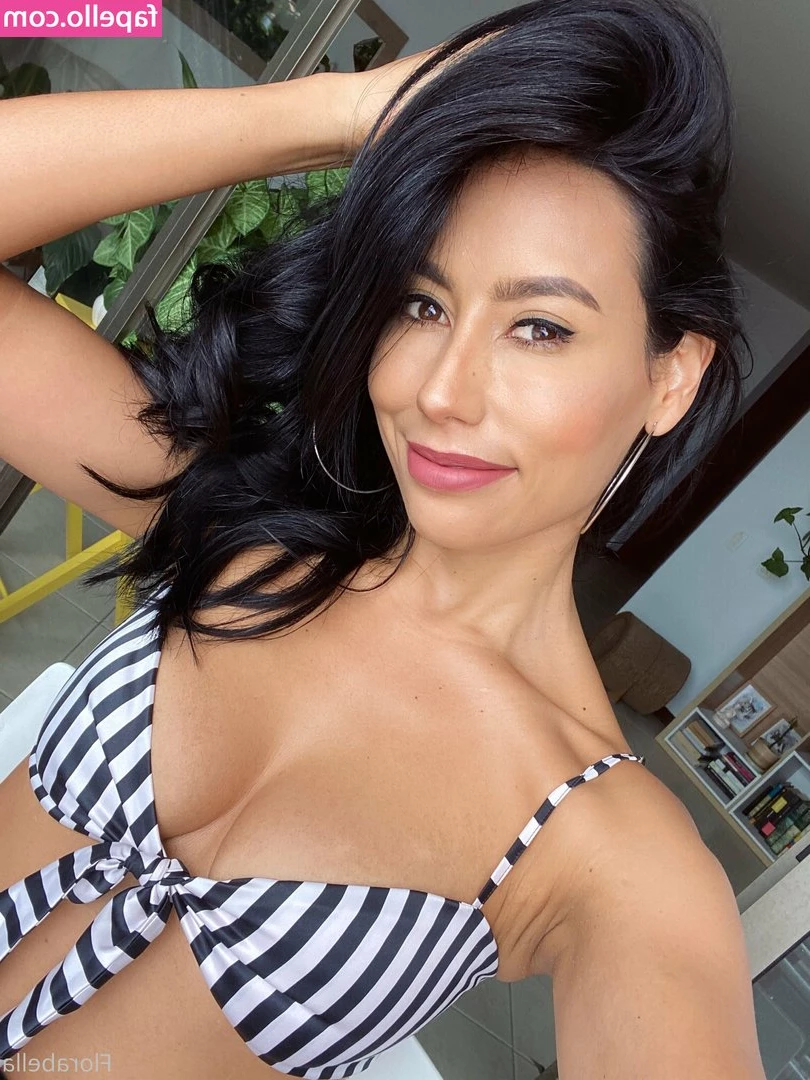 Flora Bella [ flora-bella-3 ] - Love to wear red when I give head   and have my hair pulled back