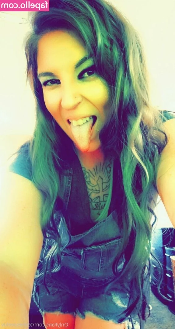 lilysdesires - My ass is still fat, in case you were wondering