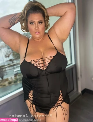 veronicajasmine - This clit sucker is amazing 💖 i'd loooove to see if any of you