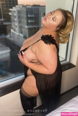 veronicajasmine - this is an intoxicate-y shit posty picture of me in HOT HOT HOT