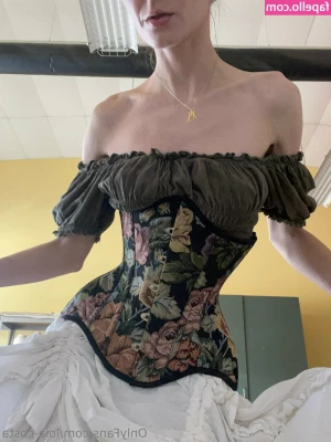 lola-costa - I had a lot of fun dancing around my hotel room and posing for photos