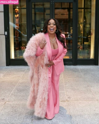 Niecy Nash [ niecy-nash ] - Peep the big toy in the back 😛