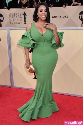 Niecy Nash [ niecy-nash ] - Soaking in a hot steamy bath is so seductive. I got so turned on