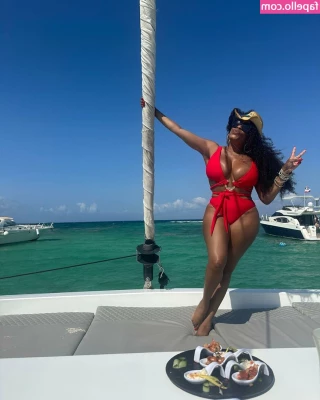 Niecy Nash [ niecy-nash ] - Perrita Blanca lo entro y lo saco en la noche  dale like