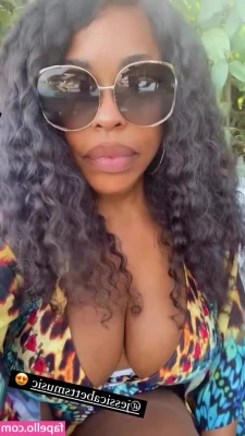 Niecy Nash [ niecy-nash ] - Blessing you with the booty on this fine Monday