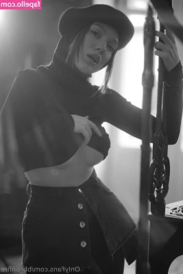 Bb_onfire [ bb-onfire ] - I need some handcuffs I love this outfit