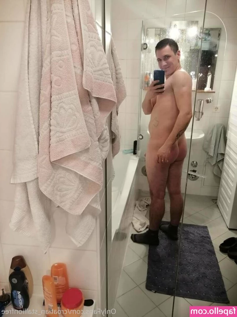croatian_stallionfree [ croatian-stallionfree ] - I wish you a sexy weekend😍